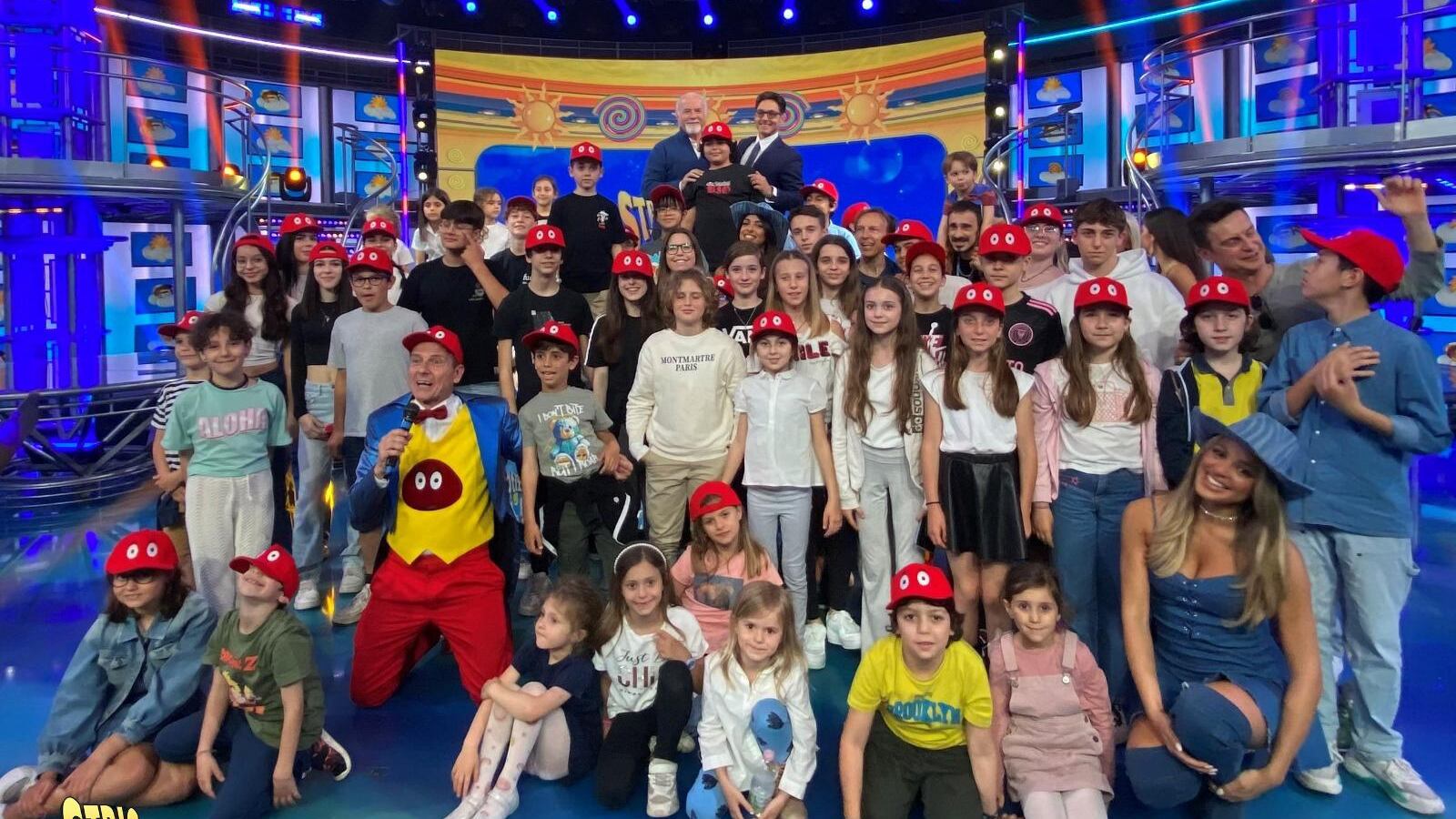 "L'assalto" dei bambini a Striscia la Notizia. Pier Silvio Berlusconi: "Fate i bravi"