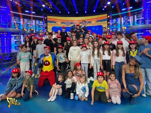 "L'assalto" dei bambini a Striscia la Notizia. Pier Silvio Berlusconi: "Fate i bravi"