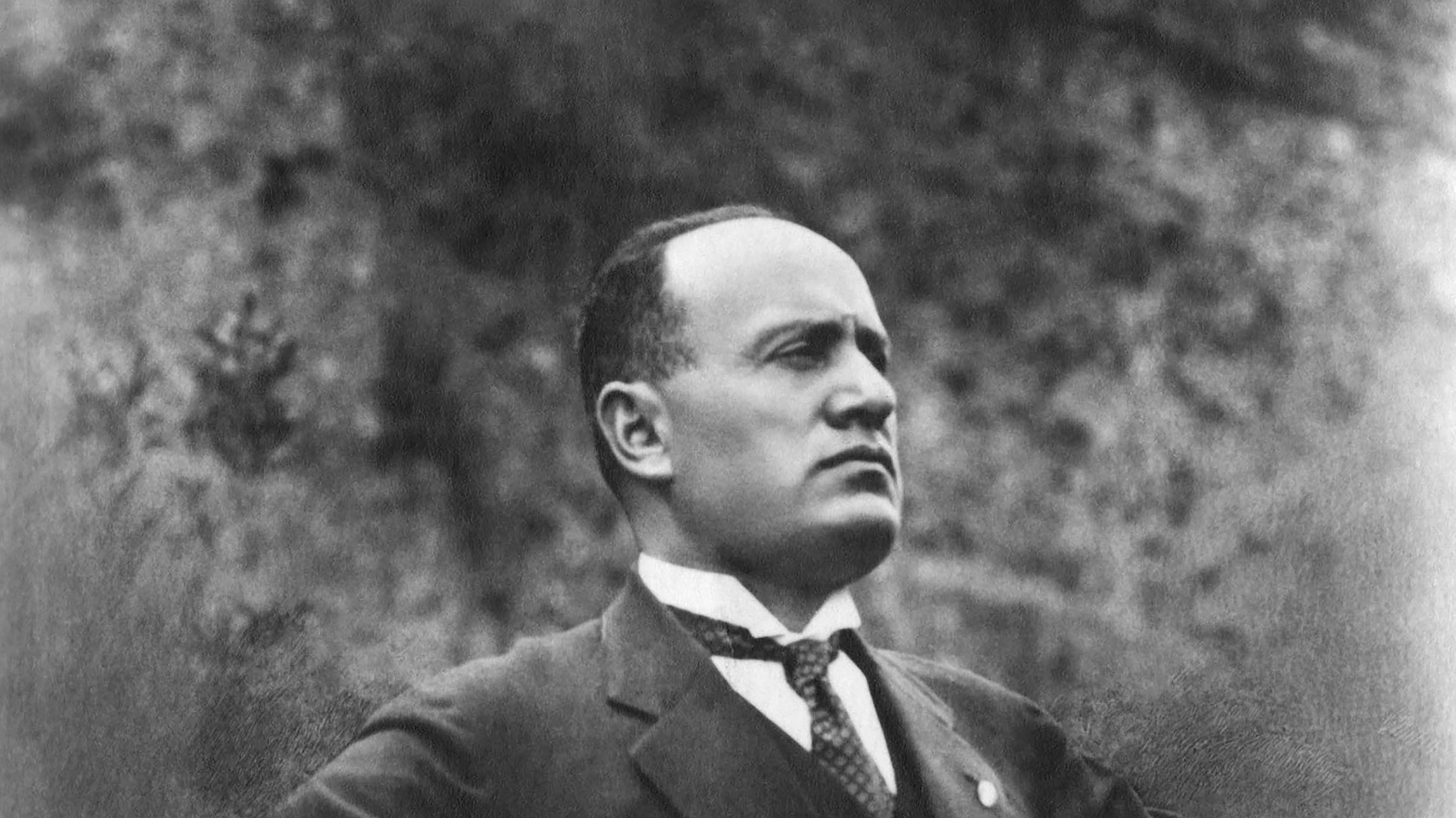 Se i social macellano di nuovo Mussolini