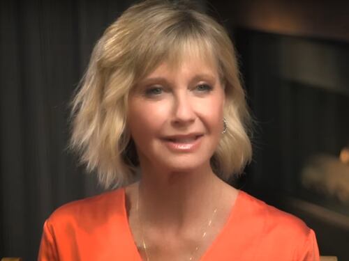 Olivia Newton-John mette all'asta la sua giacca. Un milionario la compra e gliela restituisce