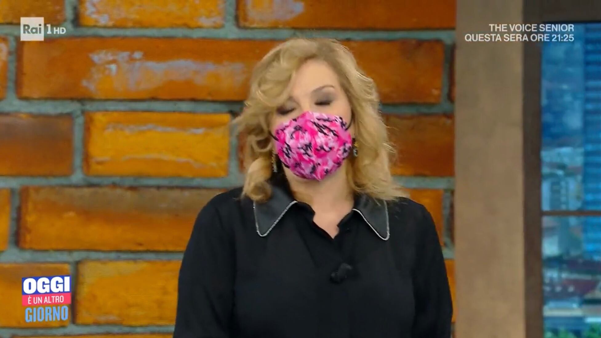 "Contatto con un positivo". E la Bortone mette la mascherina in diretta
