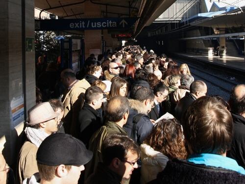 Roma, scene di ordinaria follia per lo sciopero dei mezzi: "Occupiamo la metro A"