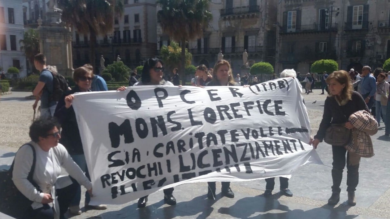 Ex lavoratori "in pellegrinaggio" per chiedere gli stipendi