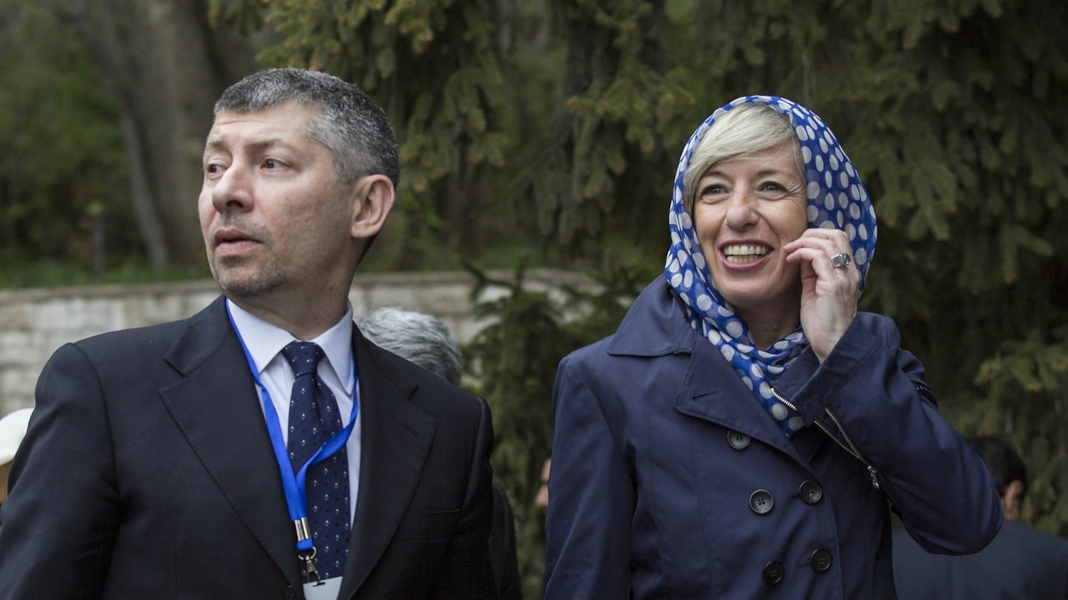 Il ministro Giannini a Teheran: il suo capo è coperto dall'hijab
