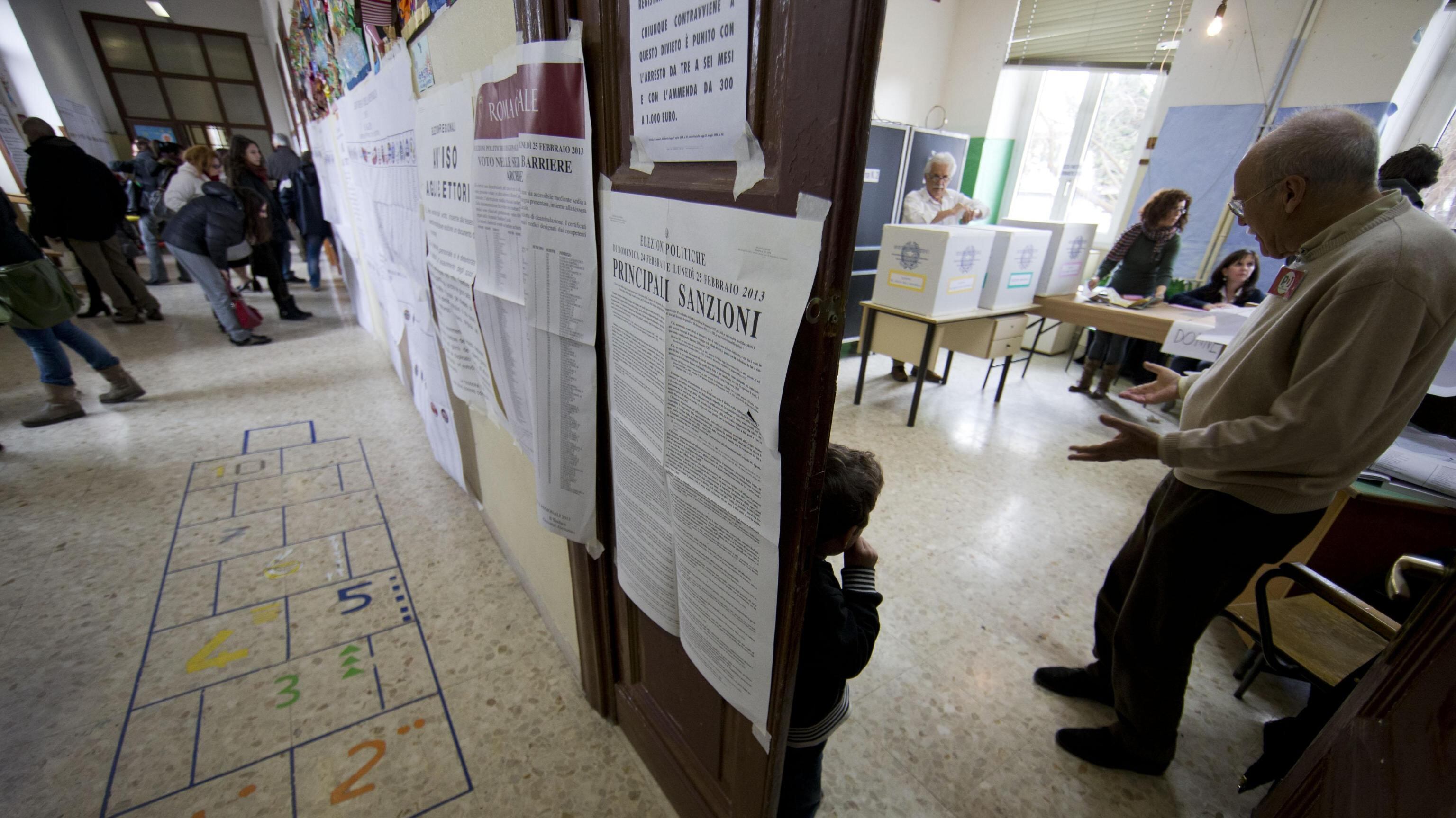 Elezioni, riaperti i seggi. Affluenza in calo