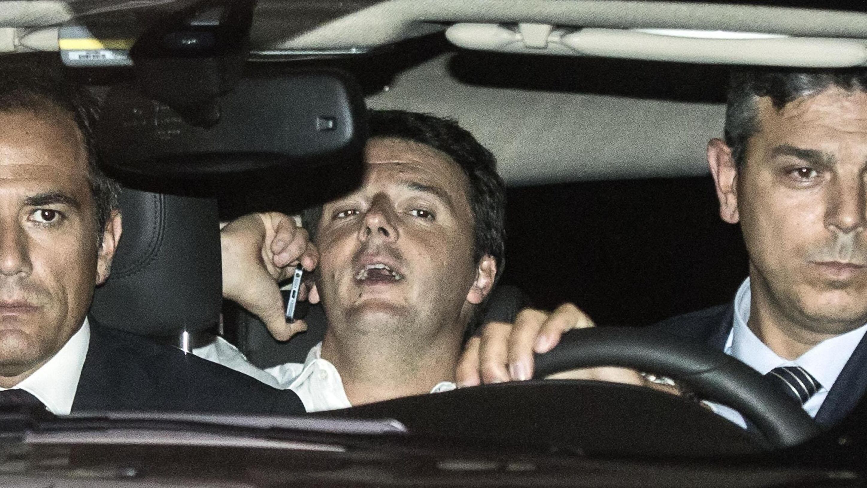 Renzi deride D'Alema rottamato pure dai suoi: se mi attacca mi aiuta