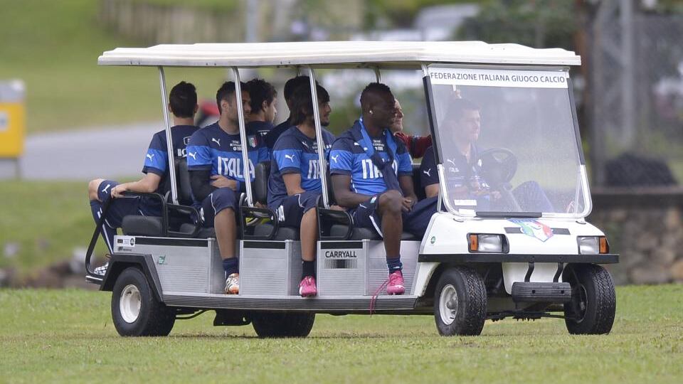 La bella vita degli Azzurri in Brasile tra ombrelloni e sigarette