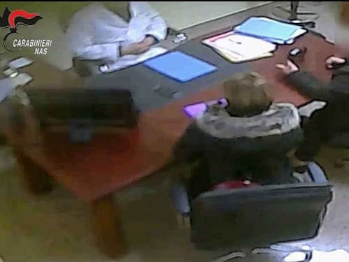 Denaro in cambio della pensione d'invalidità: medico in arresto