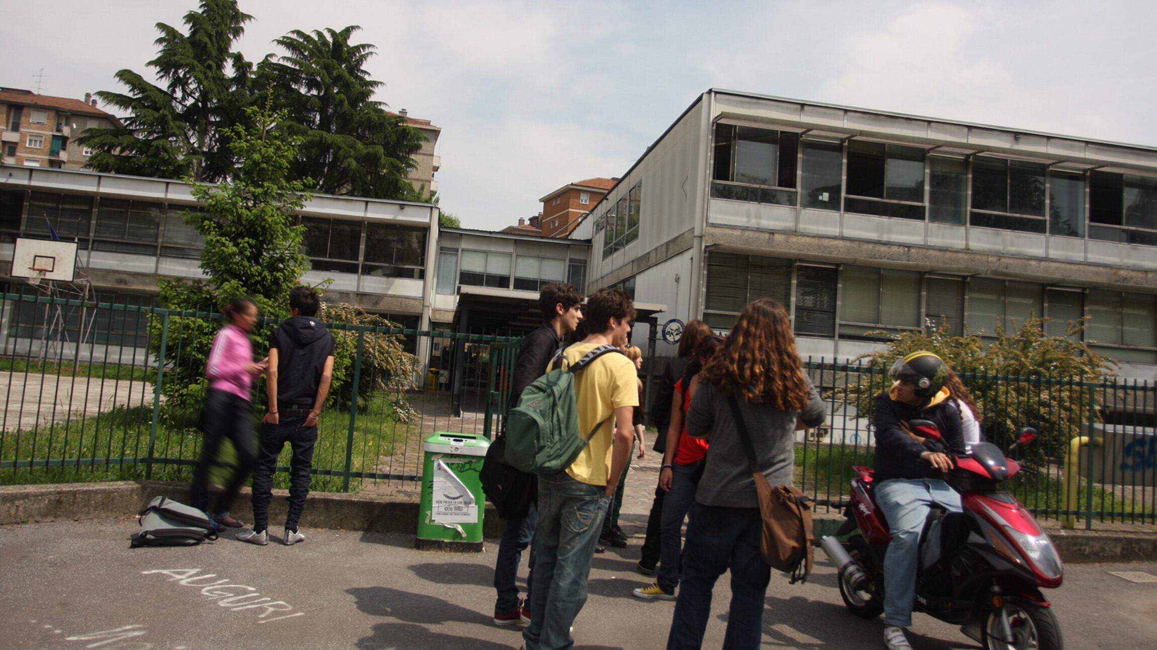 Abusivi a scuola: il Comune vuol continuare a pagare la luce