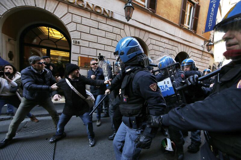 Scontri davanti la sede del Pd in Via del Nazareno 11