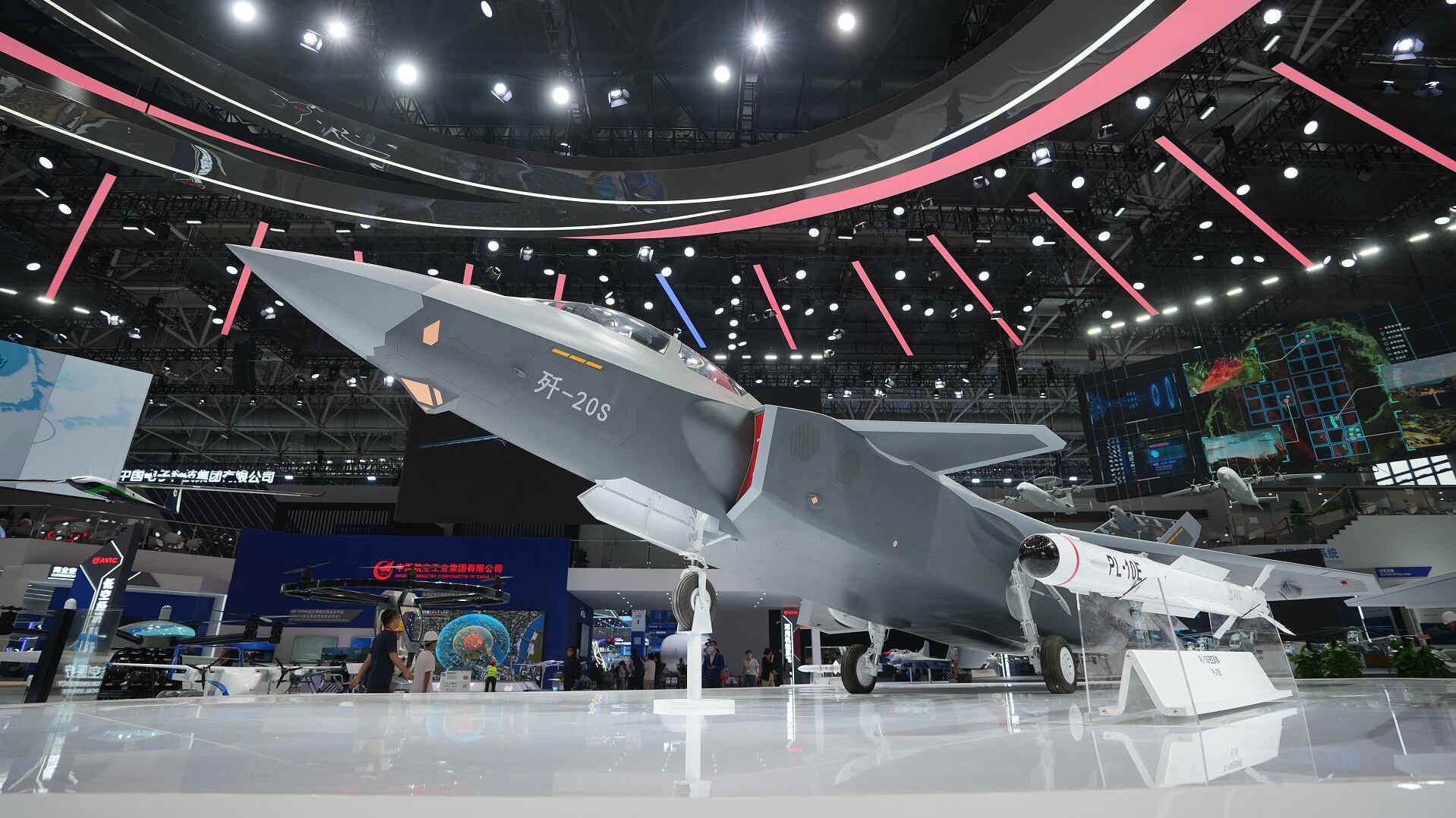 "Può colpire obiettivi marittimi": così la Cina ha potenziato il caccia J-20