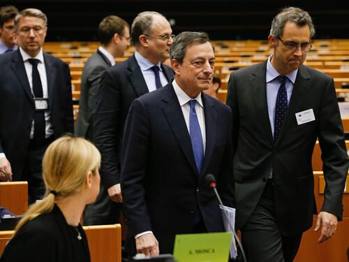 Draghi: "La crescita sta guadagnando slancio nell'Eurozona"