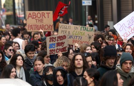 "Generazione meticcia e queer". A Milano sfila il corteo "transfemminista" 5