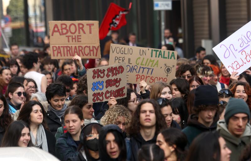 "Generazione meticcia e queer". A Milano sfila il corteo "transfemminista" 5