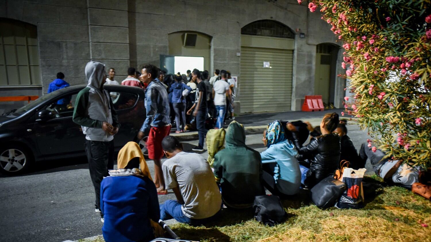 I profughi si ribellano al grido di "Jihad, Jihad"