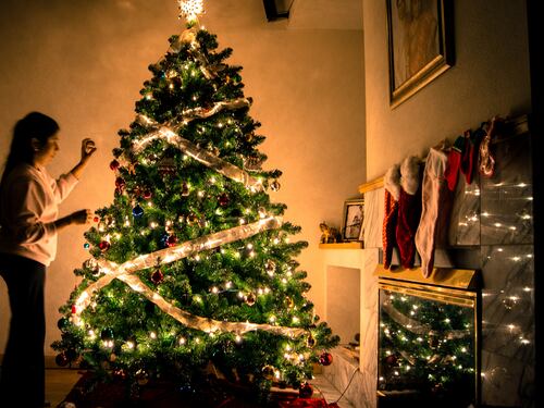 Fa l'albero di Natale, bambino di 10 anni muore folgorato davanti ai genitori