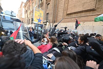 Scontri tra agenti e pro Pal davanti al museo egizio di Torino 1