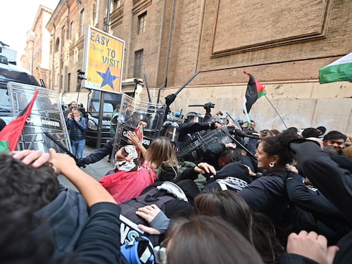 Scontri tra agenti e pro Pal davanti al museo egizio di Torino