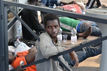 Immigrati scaricati per terra alla stazione di Rogoredo 8