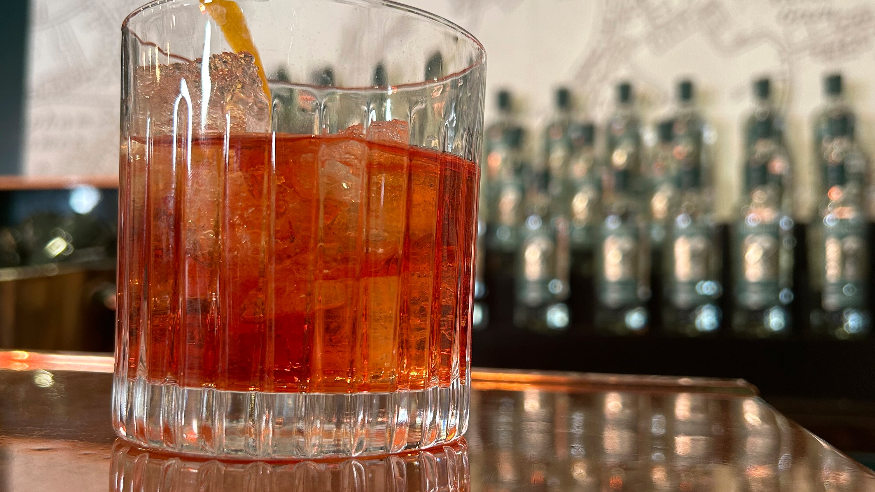 "Il Negroni è un drink razzista". Rissa (woke) sfiorata al bar