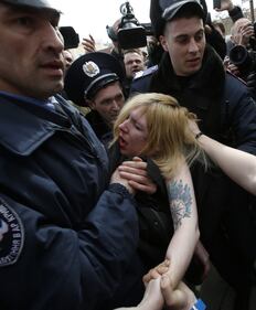 Simferopoli, le Femen protestano contro Putin 8