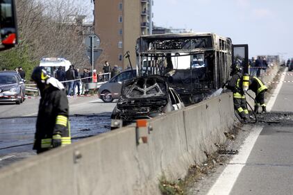 Dà fuoco a un autobus nel milanese: il rogo in strada 5
