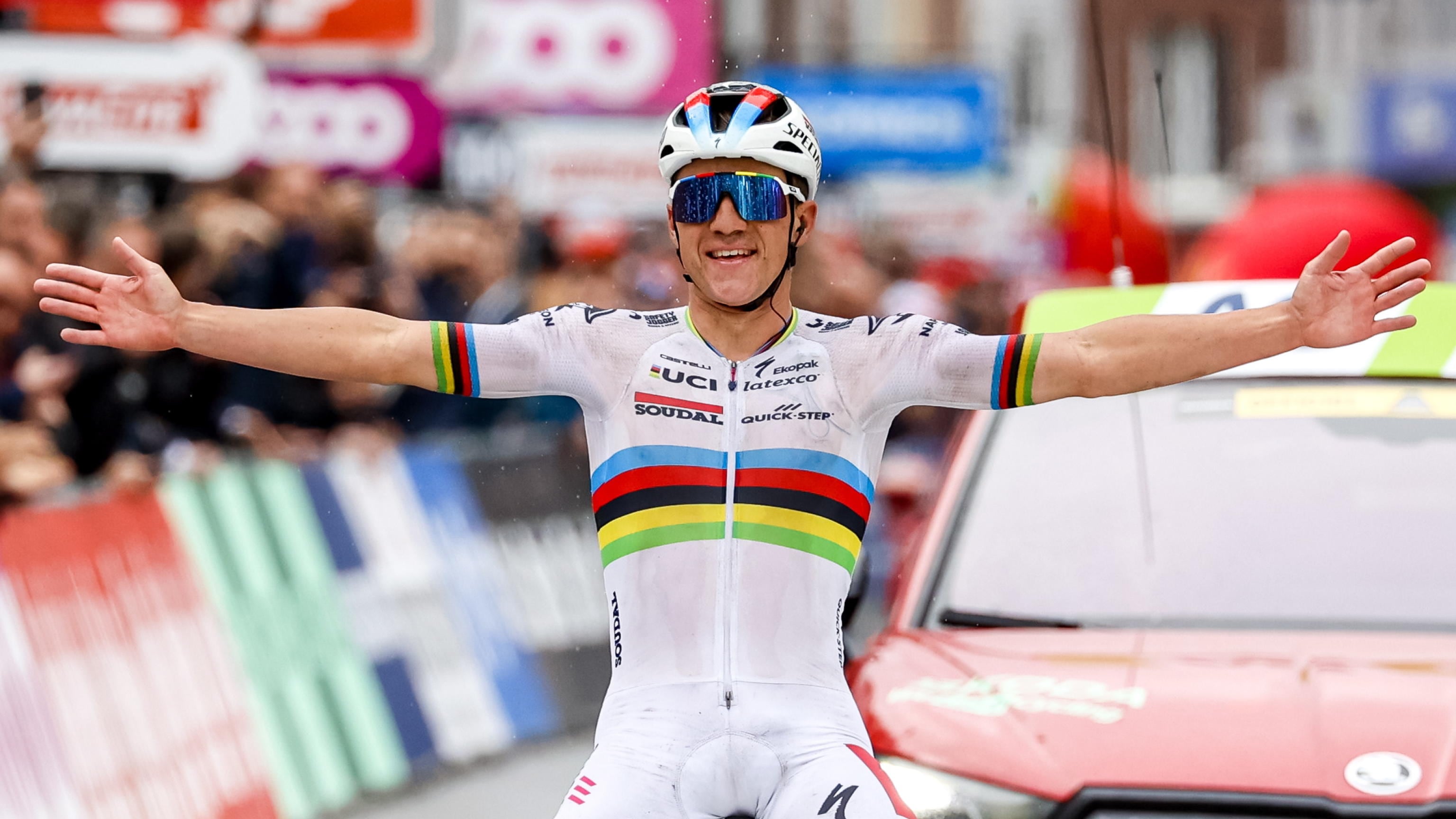 Liegi-Bastogne-Liegi, vince Evenepoel, Pogacar cade e si frattura il polso