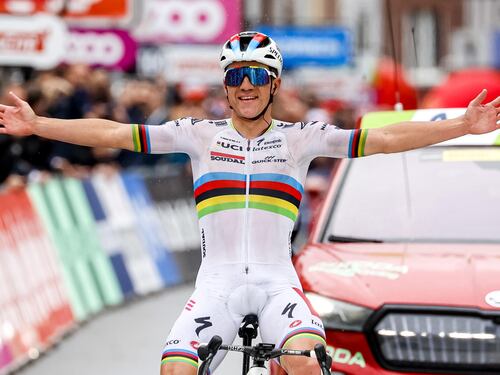 Liegi-Bastogne-Liegi, vince Evenepoel, Pogacar cade e si frattura il polso