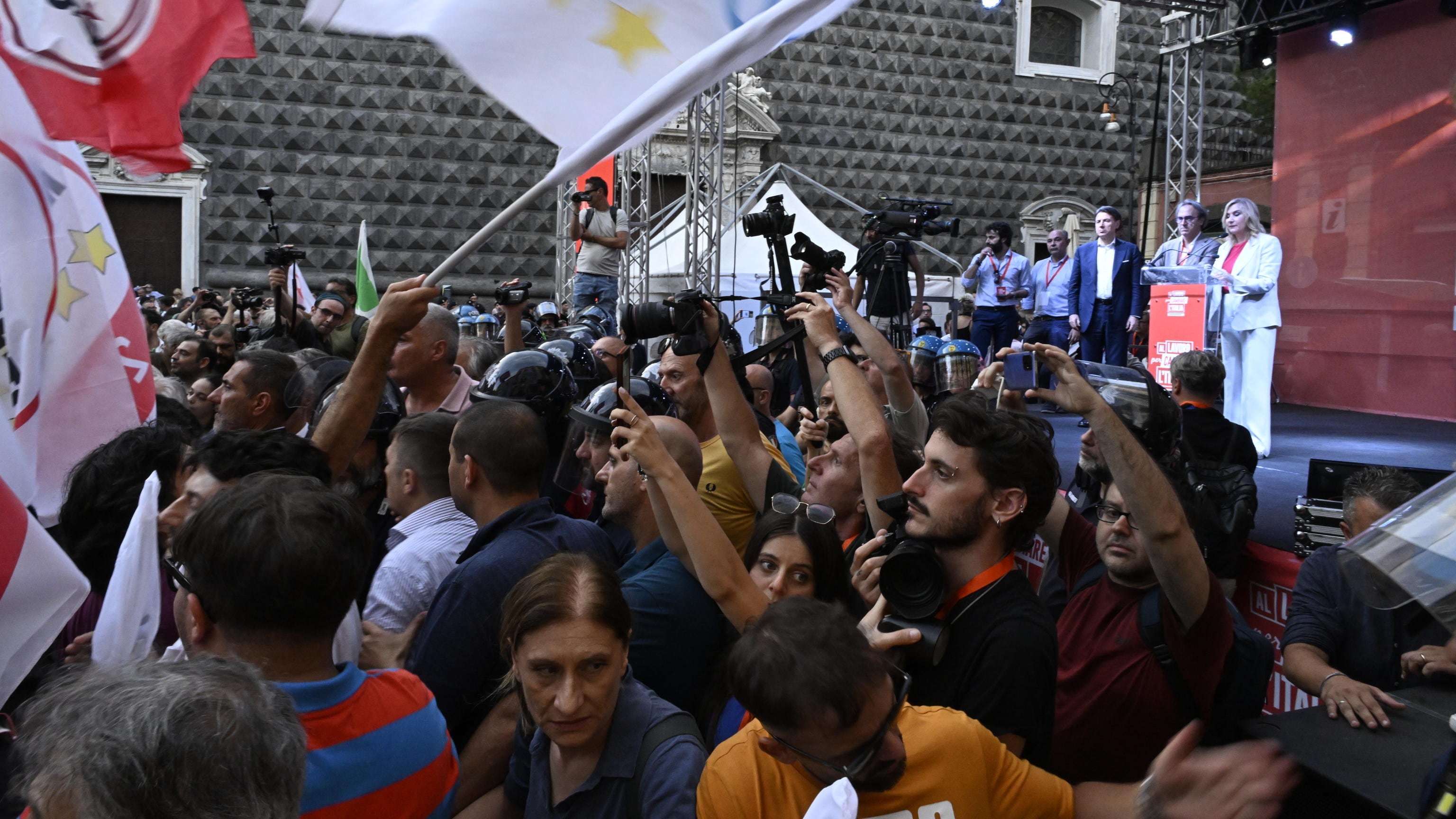 Potere al popolo: “Il comizio flop a Napoli? Hanno fatto tutto loro…”