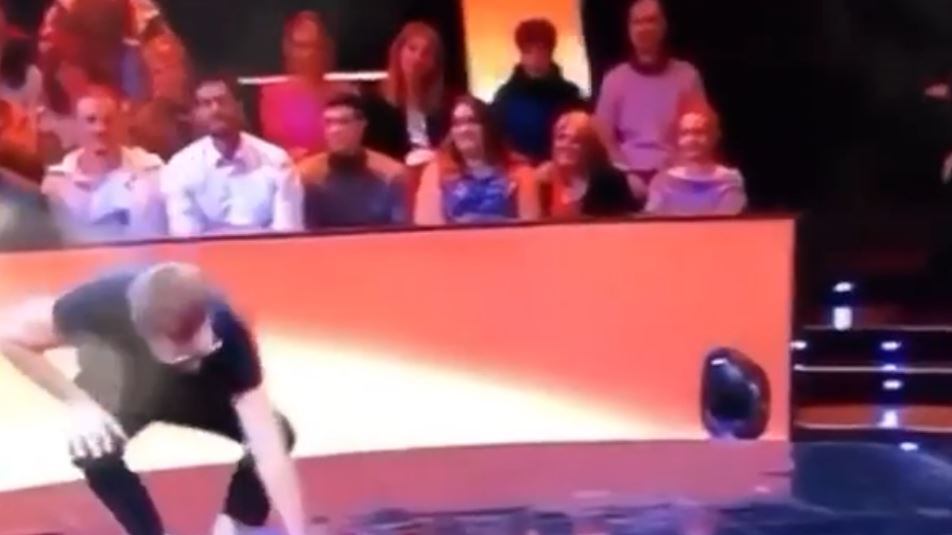 "Aspettate, ho perso la caramella". Ma il web non crede a Enrico Papi