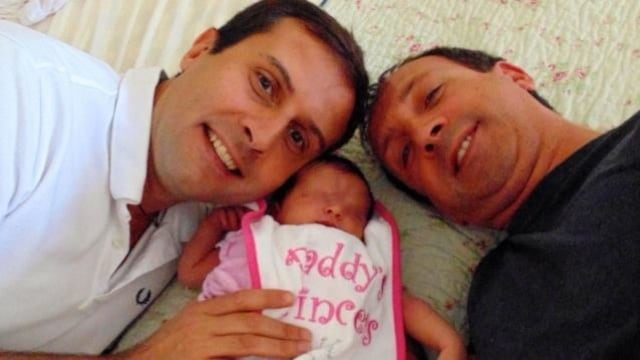 Bambina con due papà. Il Tribunale al Comune: entrambi nel certificato