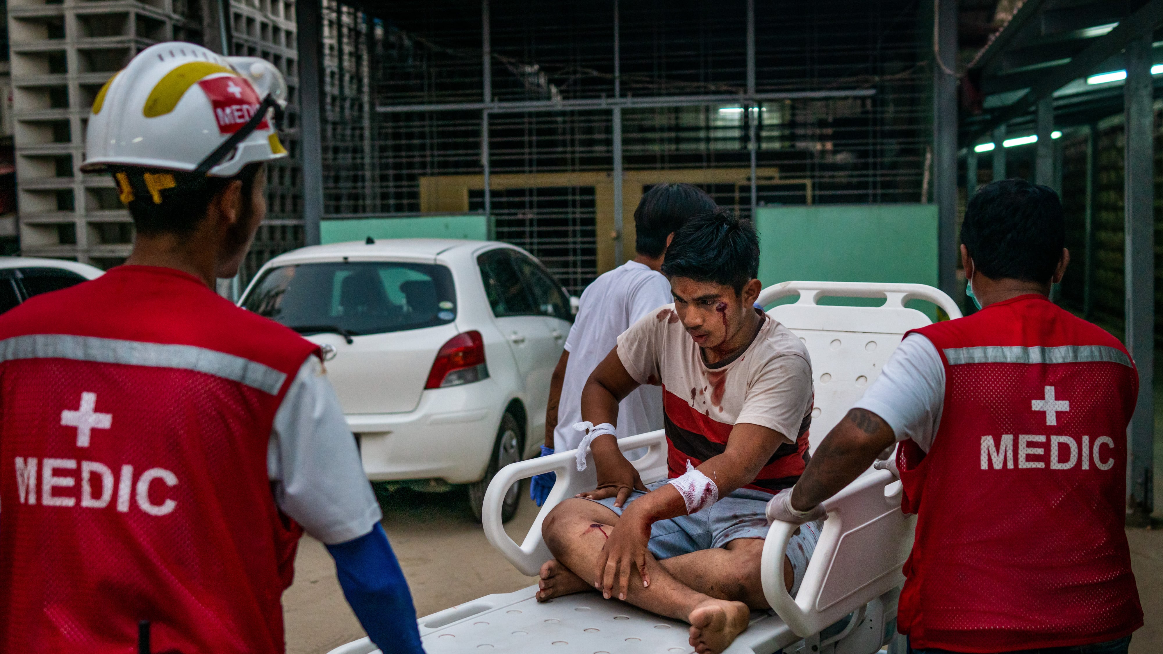 Le atrocità in Myanmar. Dagli spari al funerale all'uomo bruciato vivo