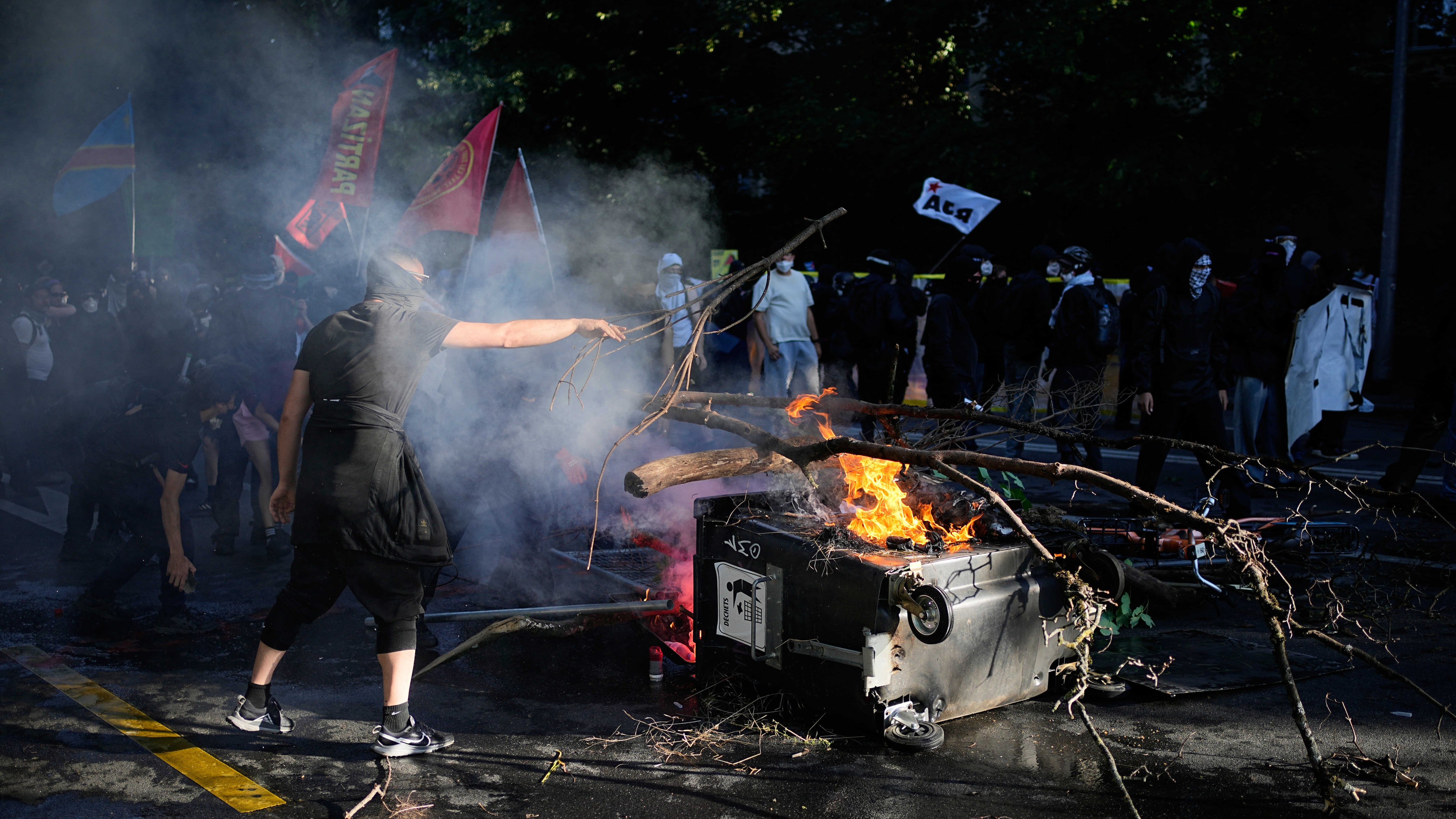 Ginevra, scontri tra black bloc e polizia in vista del G7