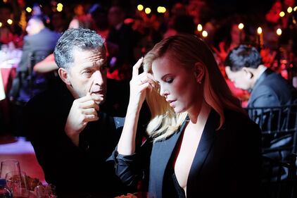 Una Charlize Theron super a Hong Kong: ​scollatura vertiginosa 5