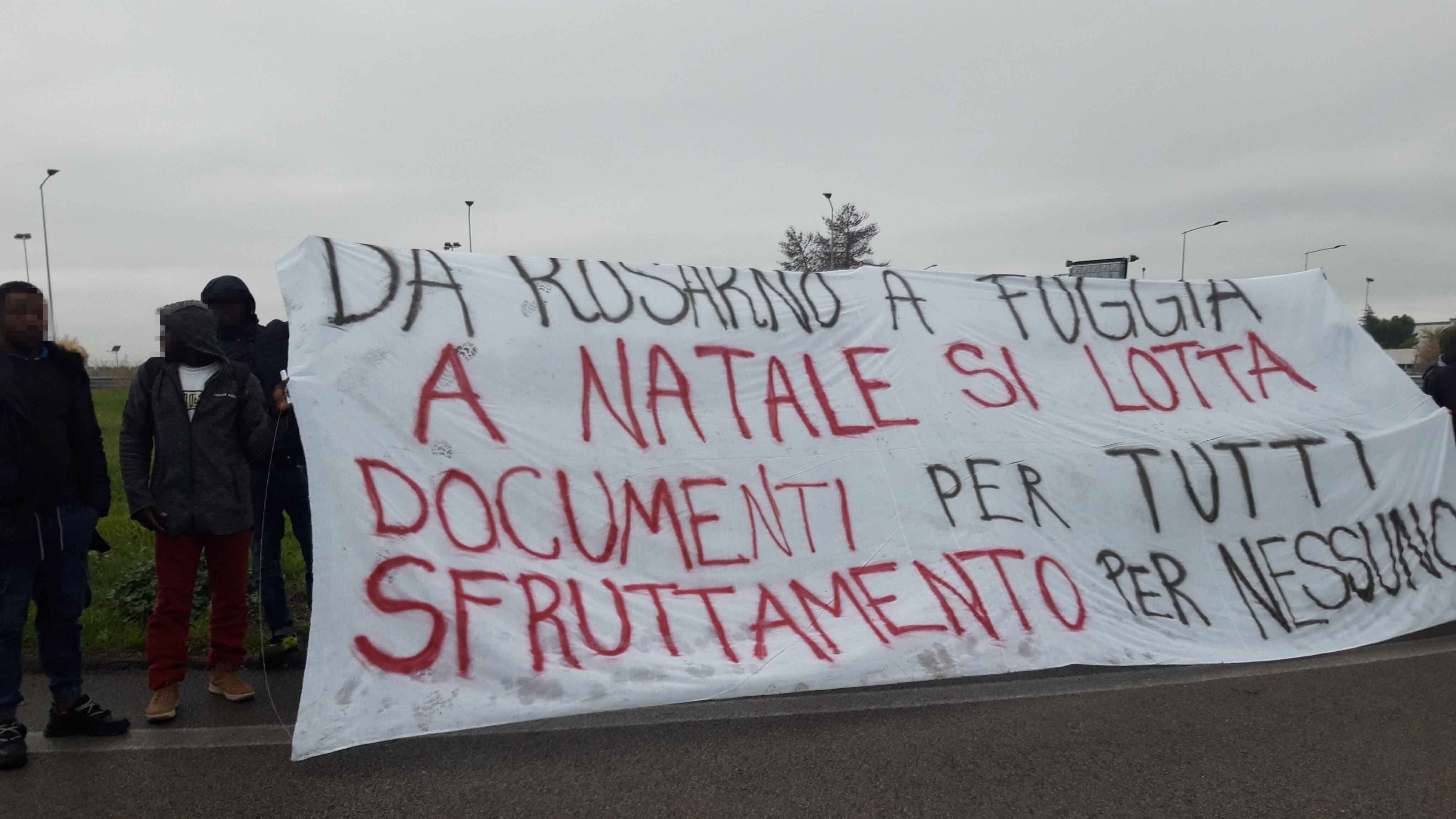 "Con le vostre leggi ci sfruttate". E i migranti bloccano le strade