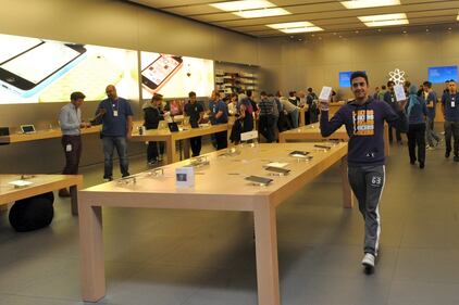 Tutti in coda agli Apple store 9
