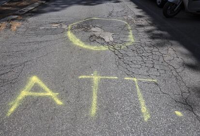 Le buche di Roma segnalate con lo spray 3