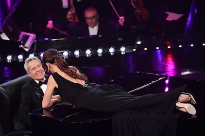 Sanremo, le gag del trio con gli ospiti 5