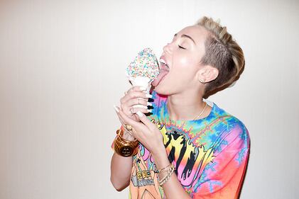 Miley Cyrus trasgressivamente nuda per Terry Richardson 1