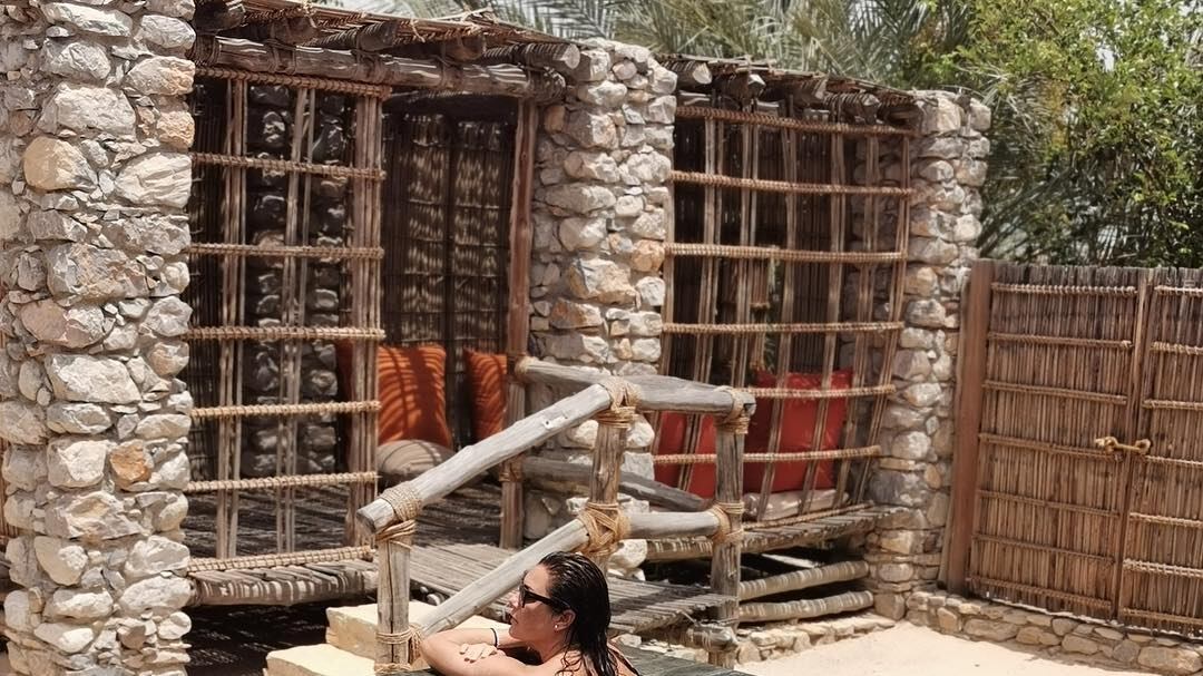 Topless e tanga in piscina per la sexy Alena Seredova