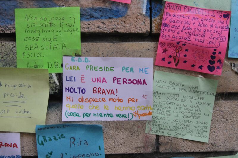 Insulti alla preside: sul muro compare un murale di post-it degli alunni 3