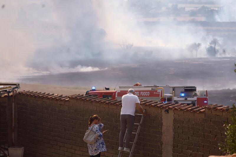 Le immagini dell'incendio scoppiato tra Monte Carnevale e Maccarese, nei pressi dell'aeroporto 4