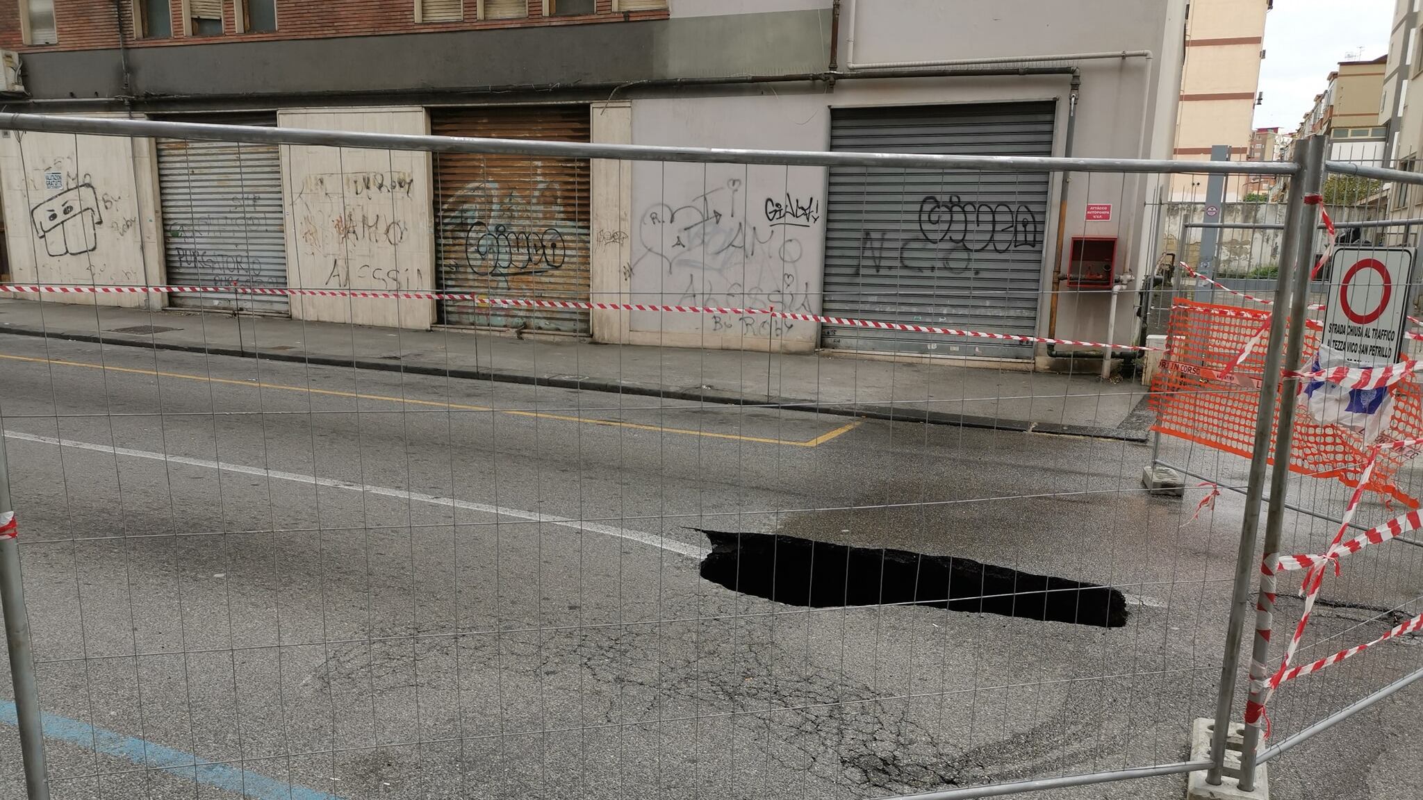 Voragine al centro della strada a Fuorigrotta, panico tra i residenti e i passanti