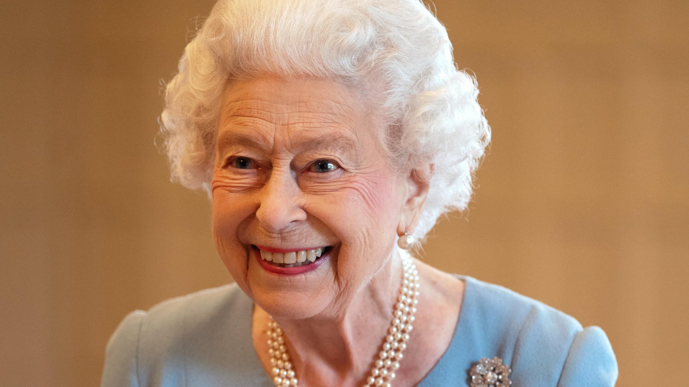 La regina Elisabetta di nuovo in pubblico senza bastone