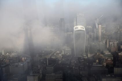 La famigerata nebbia di Londra ricopre la parte orientale della città 2