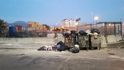 Napoli, raccolta di rifiuti al collasso: cumuli di immondizia in strada 7