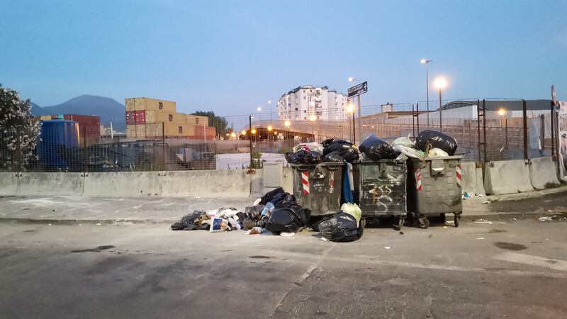 Napoli, raccolta di rifiuti al collasso: cumuli di immondizia in strada 7