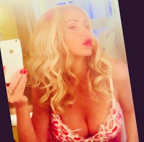 Valeria Marini: baci e foto sexy su Instagram 23