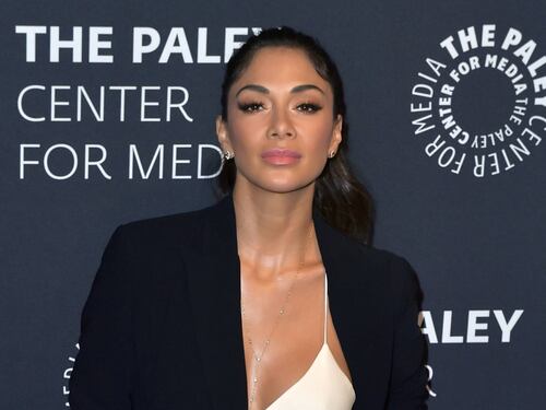 Nicole Scherzinger splendida in bianco sul red carpet