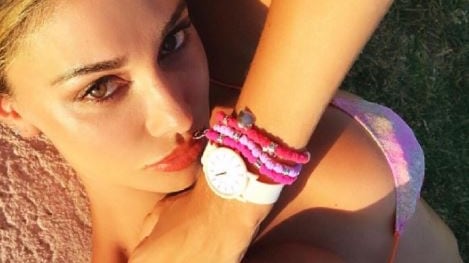La Lucarelli smaschera Belen: "Almeno copia bene il testo"